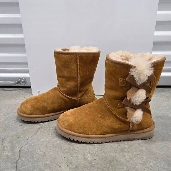 UGG Koolaburra Suede and Shearling Short Boots w/ Bows in Chestnut. Size 8 - Picture 3 of 11